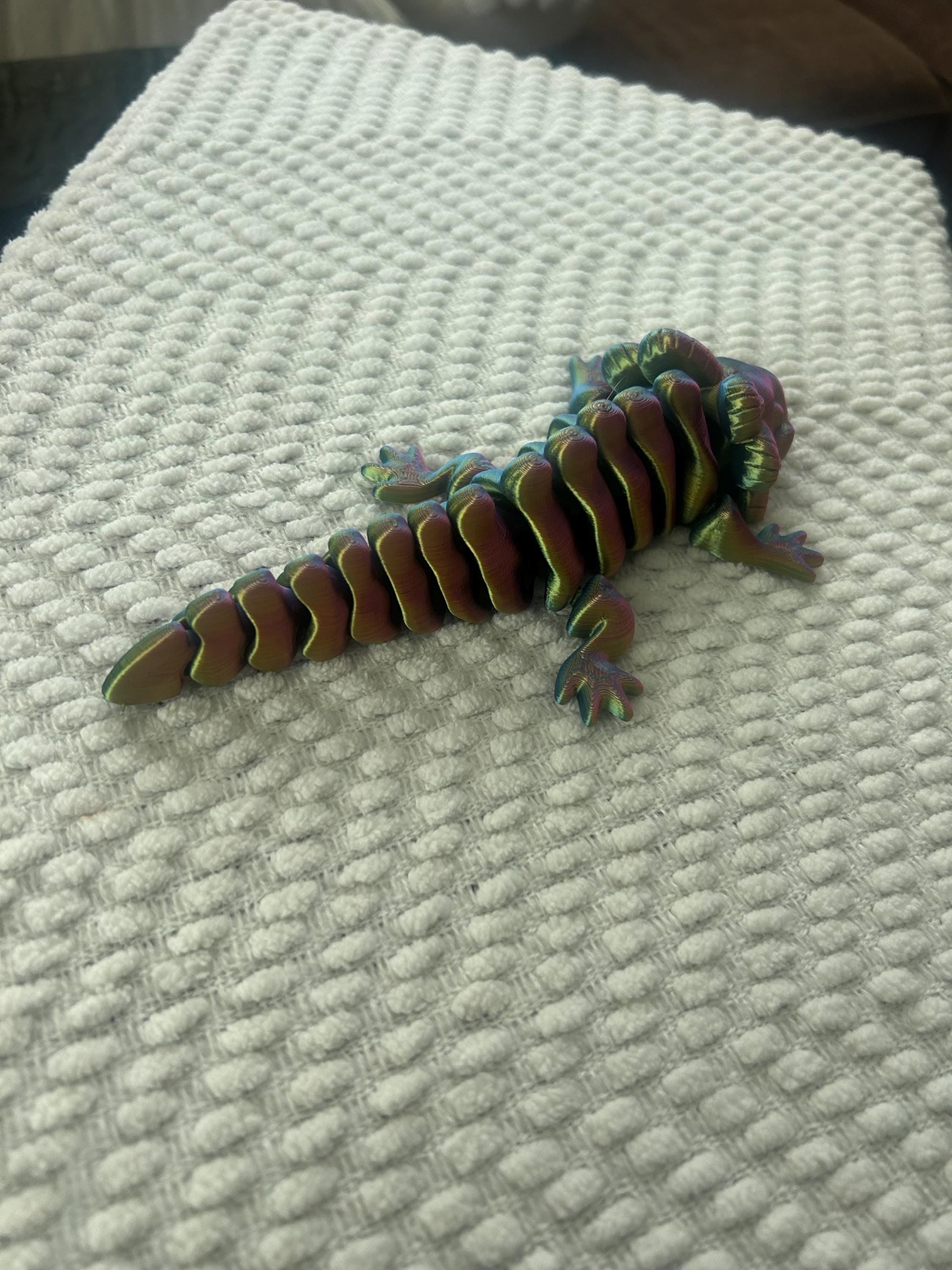 Articulated Axolotl – Color-Shifting 3D Printed Desk Pet – Fidget Toy, Amphibian Lover Gift, Cute Creature Collectible