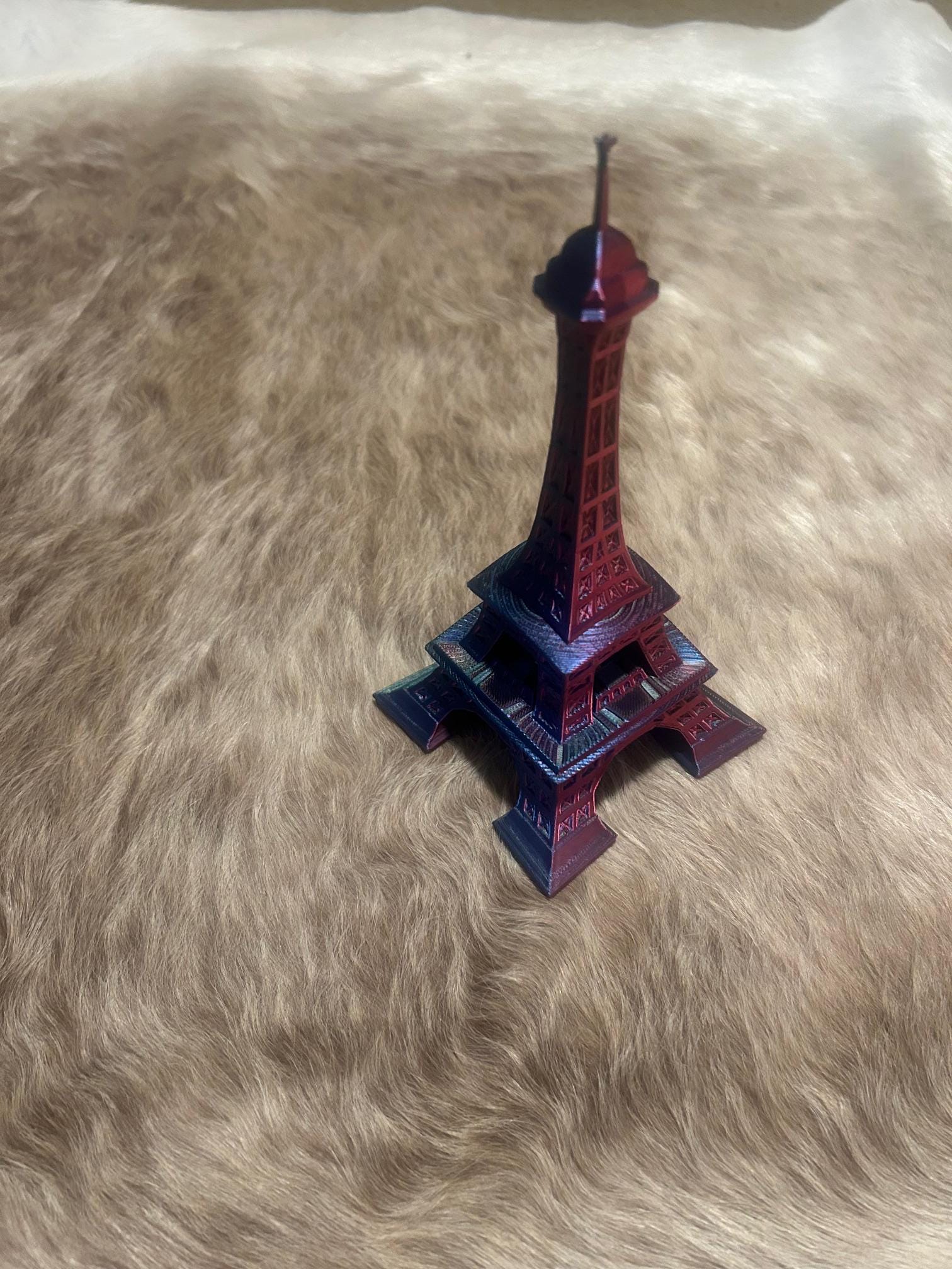 Color-Shifting Eiffel Tower – 3D Printed Miniature Landmark – Desk Decor, Paris Gift, Travel Lover Souvenir