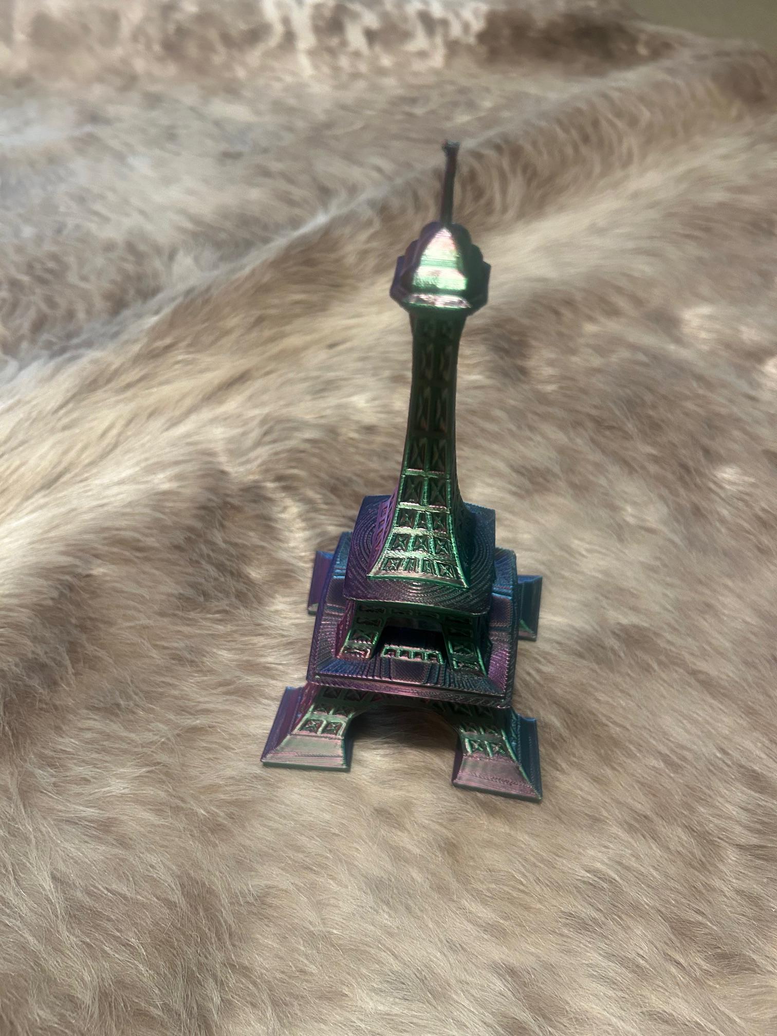 Color-Shifting Eiffel Tower – 3D Printed Miniature Landmark – Desk Decor, Paris Gift, Travel Lover Souvenir
